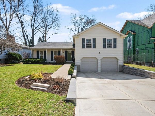 923 Oxford Road , Glen Ellyn, IL 60137