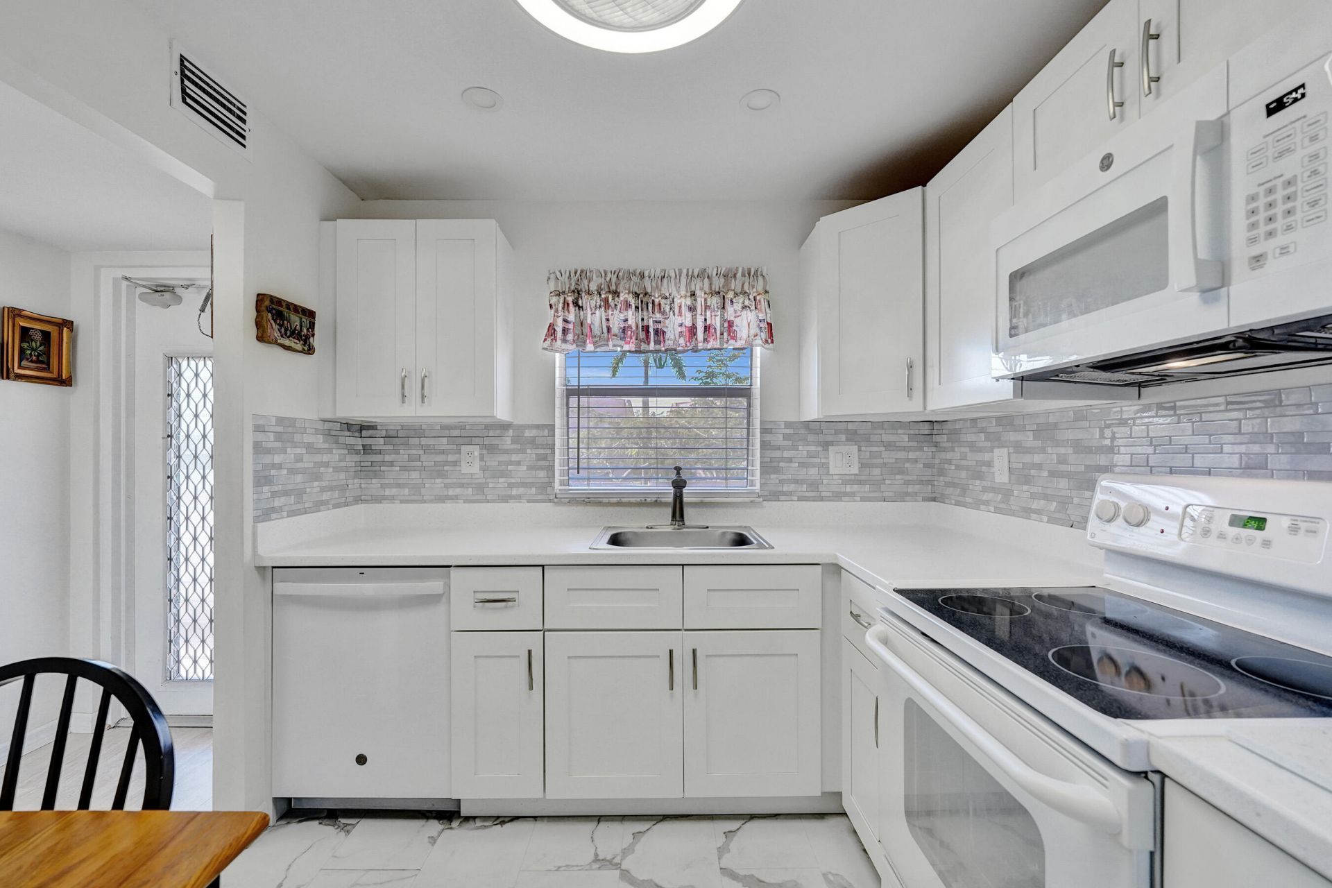 9421 Sunrise Lakes Boulevard, Unit 206, Sunrise, FL 33322 Photo