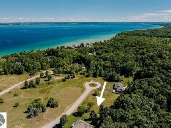 6872 Rolling Hills Drive S, Traverse City, MI 49684