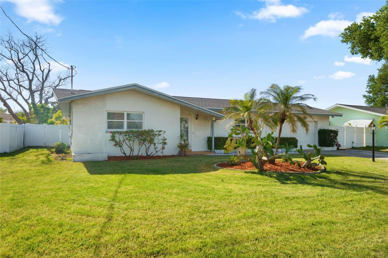 1768 Harbor Circle E, Largo, FL 33770 Main Photo