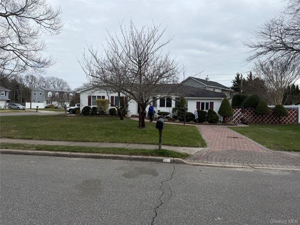 3 Jenny Lane, Holtsville, NY 11742