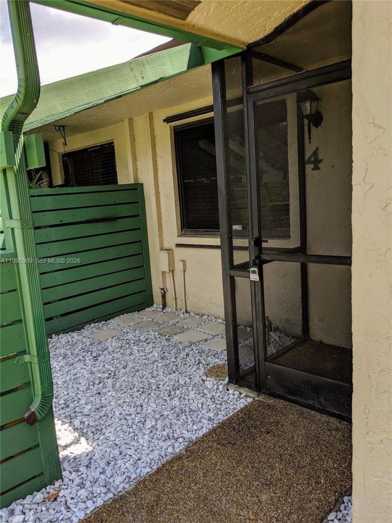 460 Lakeview Dr , Unit 4, Weston, FL 33326 Photo