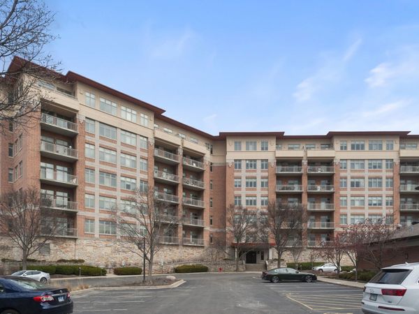 100 PRAIRIE PARK Drive , Unit 207, Wheeling, IL 60090