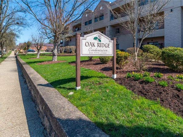 640 5th St, Unit 103, Oakmont, PA 15139