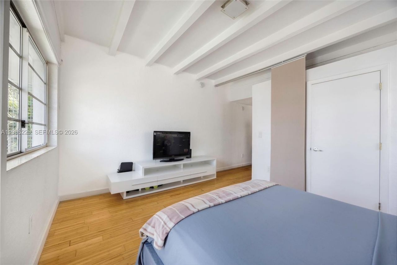 3915 N Meridian Ave, Unit 201, Miami Beach, FL 33140 Photo