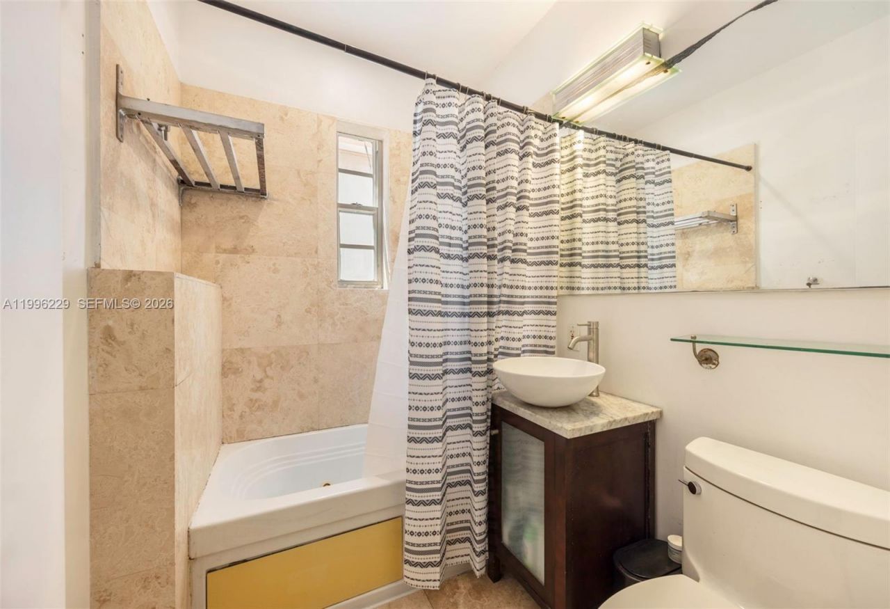 3915 N Meridian Ave, Unit 201, Miami Beach, FL 33140 Photo