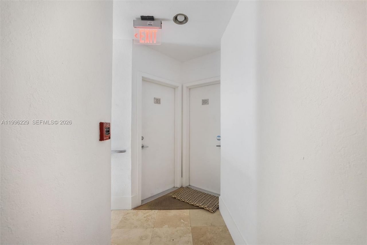 3915 N Meridian Ave, Unit 201, Miami Beach, FL 33140 Photo