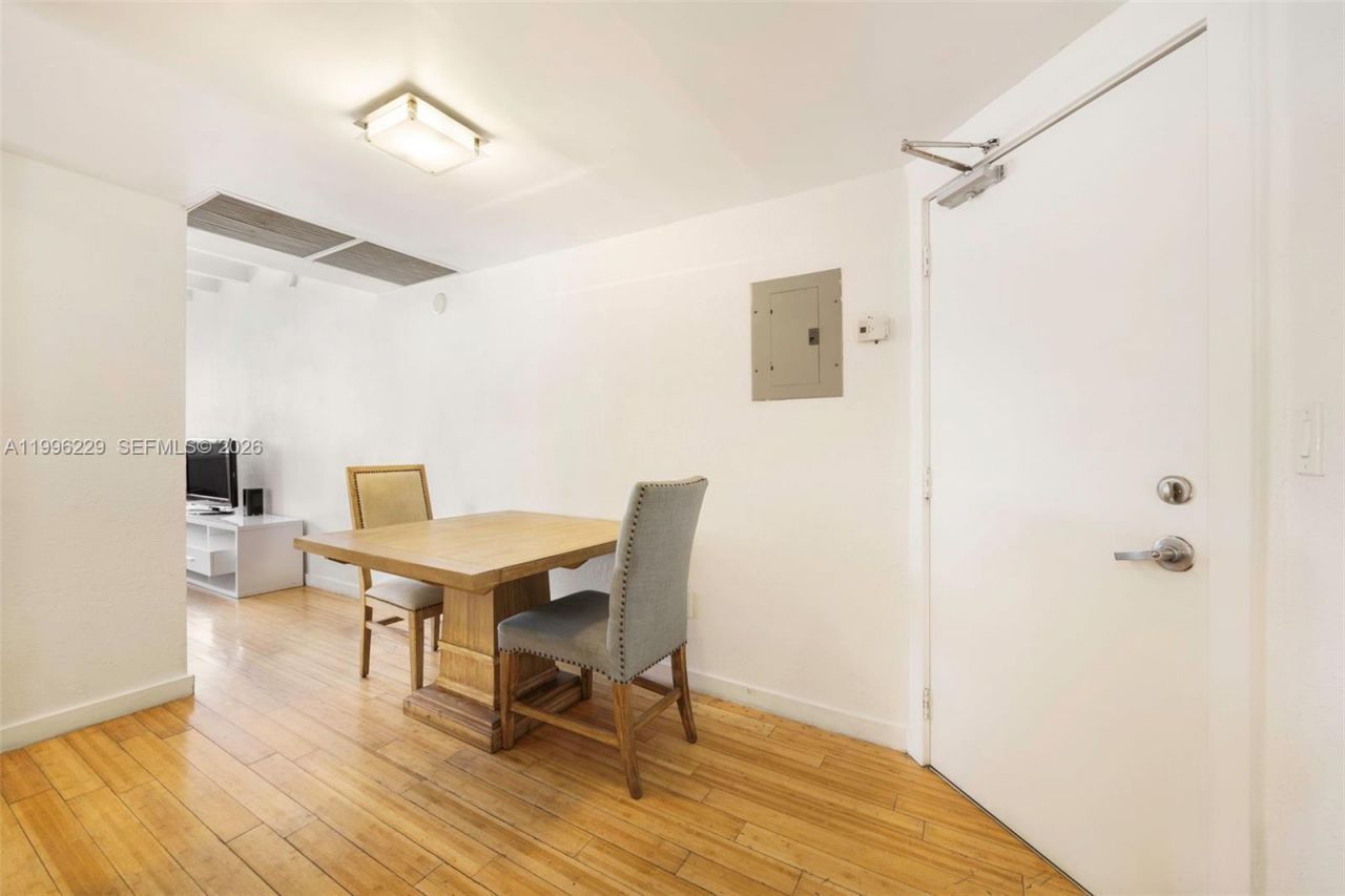 3915 N Meridian Ave, Unit 201, Miami Beach, FL 33140 Photo