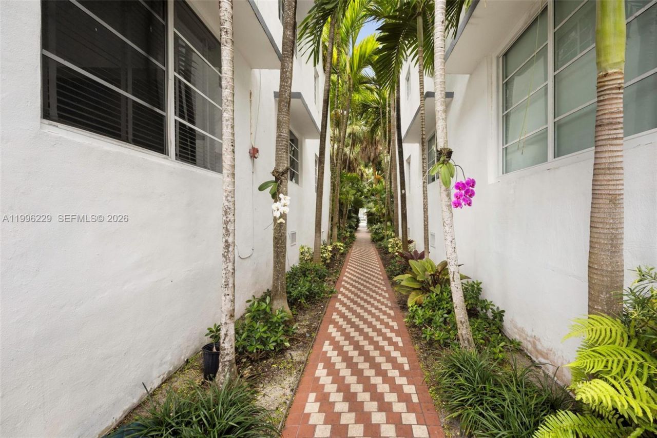 3915 N Meridian Ave, Unit 201, Miami Beach, FL 33140 Photo