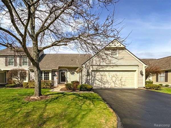 741 Briar Hill Lane, Bloomfield Hills, MI 48304