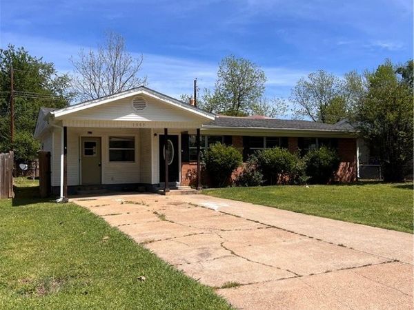 1003 E F Street, Russellville, AR 72801