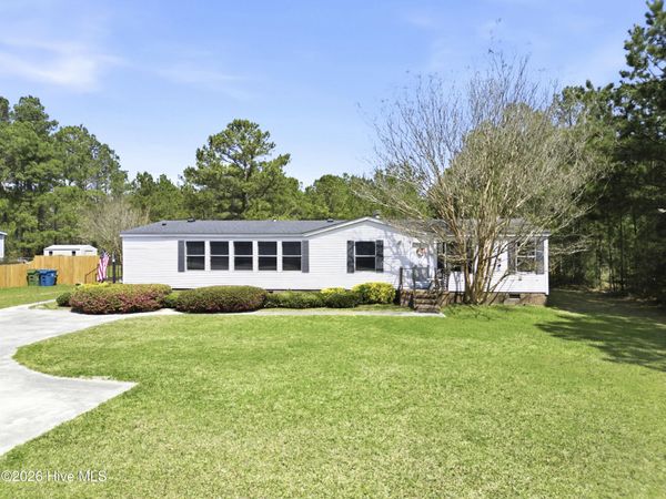 275 Folkstone Road , Holly Ridge, NC 28445