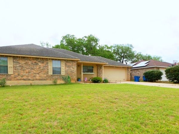 324 Bunker Hill, Pleasanton, TX 78064