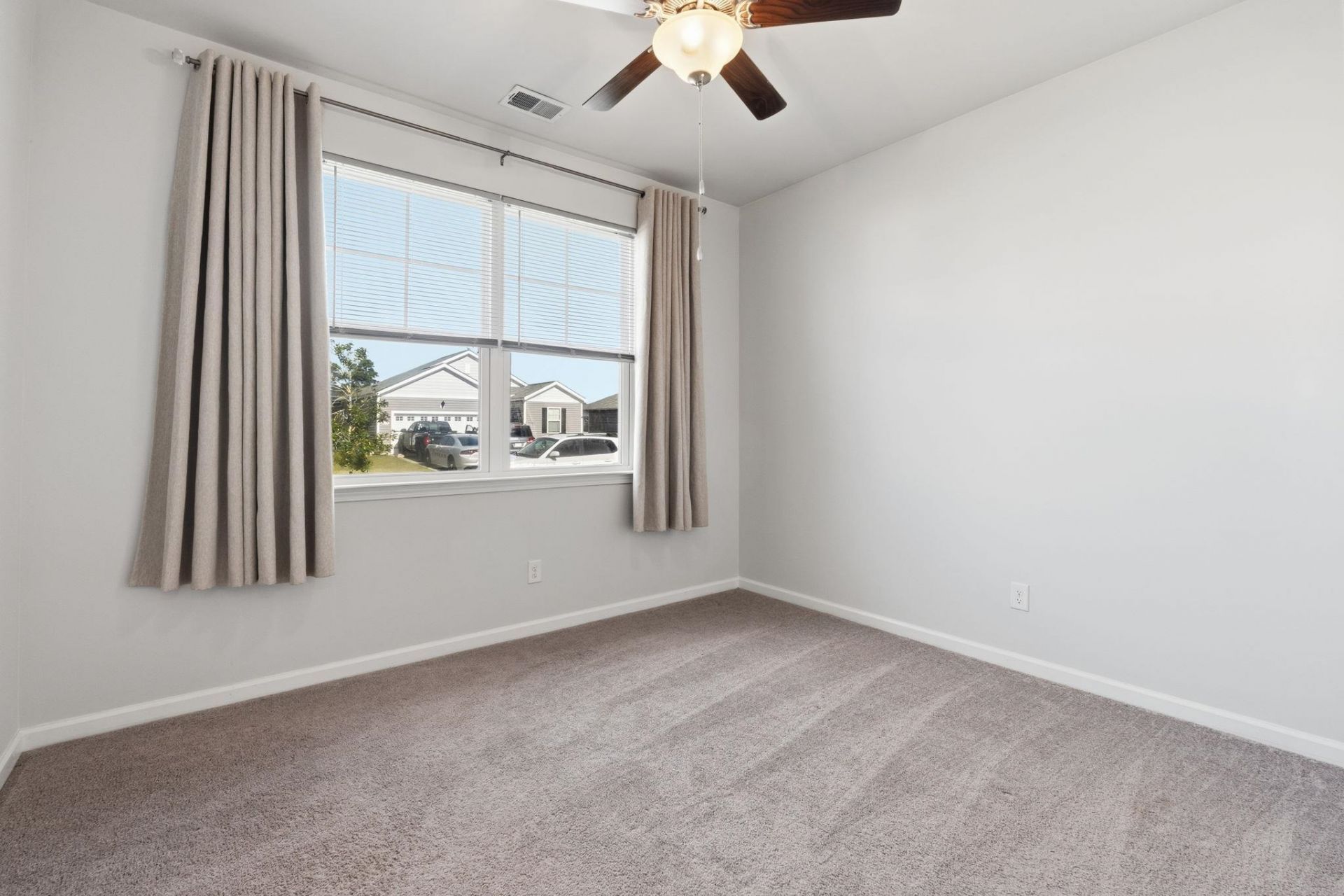 2261 Blackthorn Dr. Photo 11