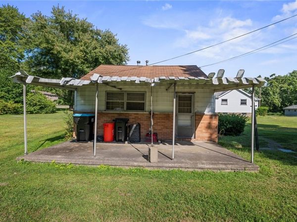 2119 Woodbine Dr, Hermitage, PA 16148