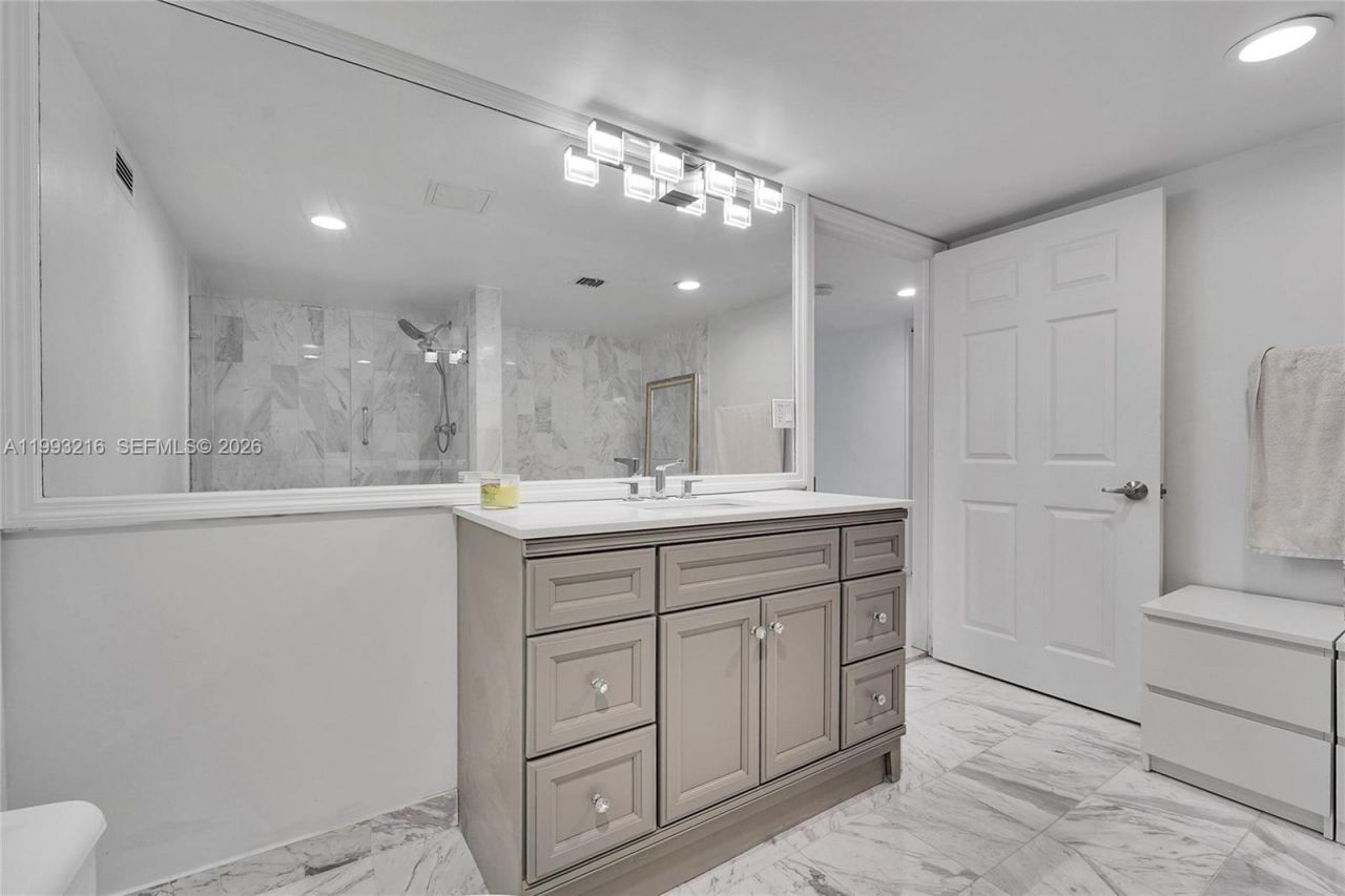 825 Brickell Bay Dr, Unit 2048, Miami, FL 33131 Photo