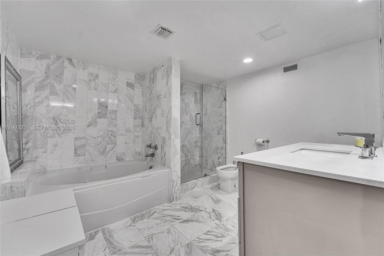 825 Brickell Bay Dr, Unit 2048, Miami, FL 33131 Photo