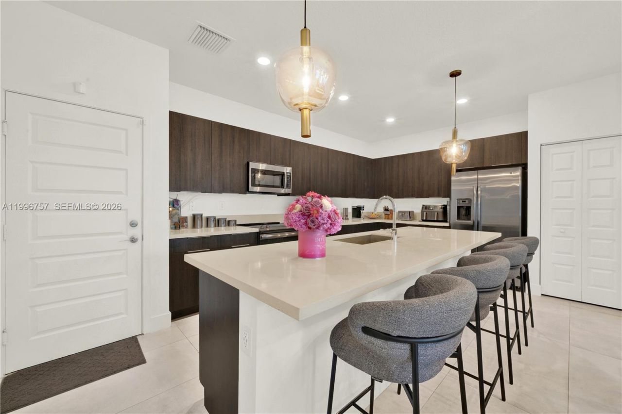 8319 NW 49th St , Doral, FL 33166 Photo