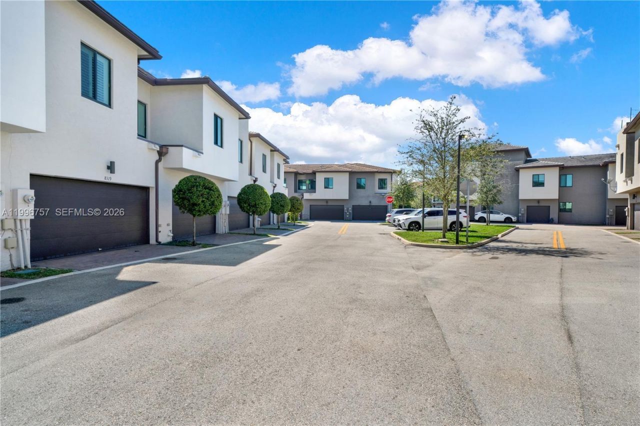 8319 NW 49th St , Doral, FL 33166 Photo