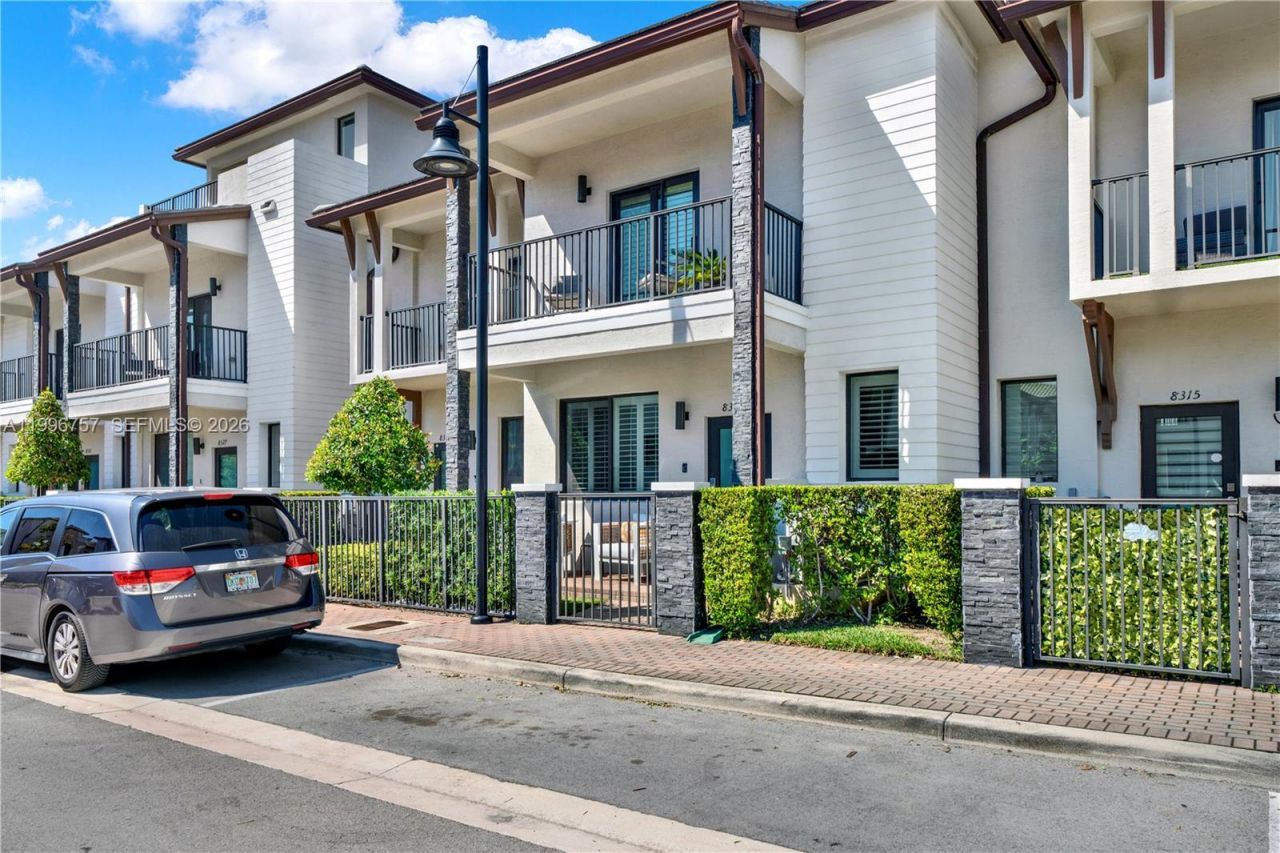 8319 NW 49th St , Doral, FL 33166 Photo