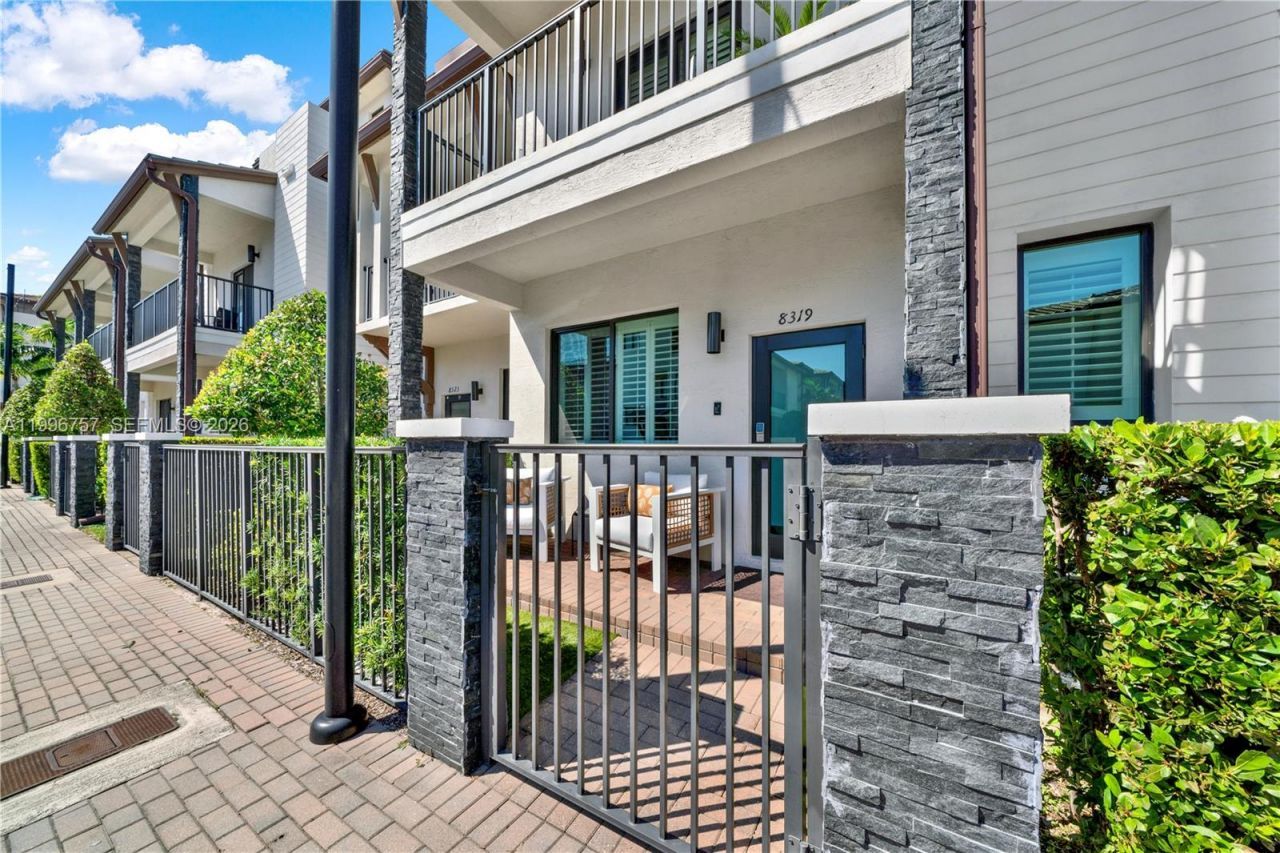 8319 NW 49th St , Doral, FL 33166 Photo