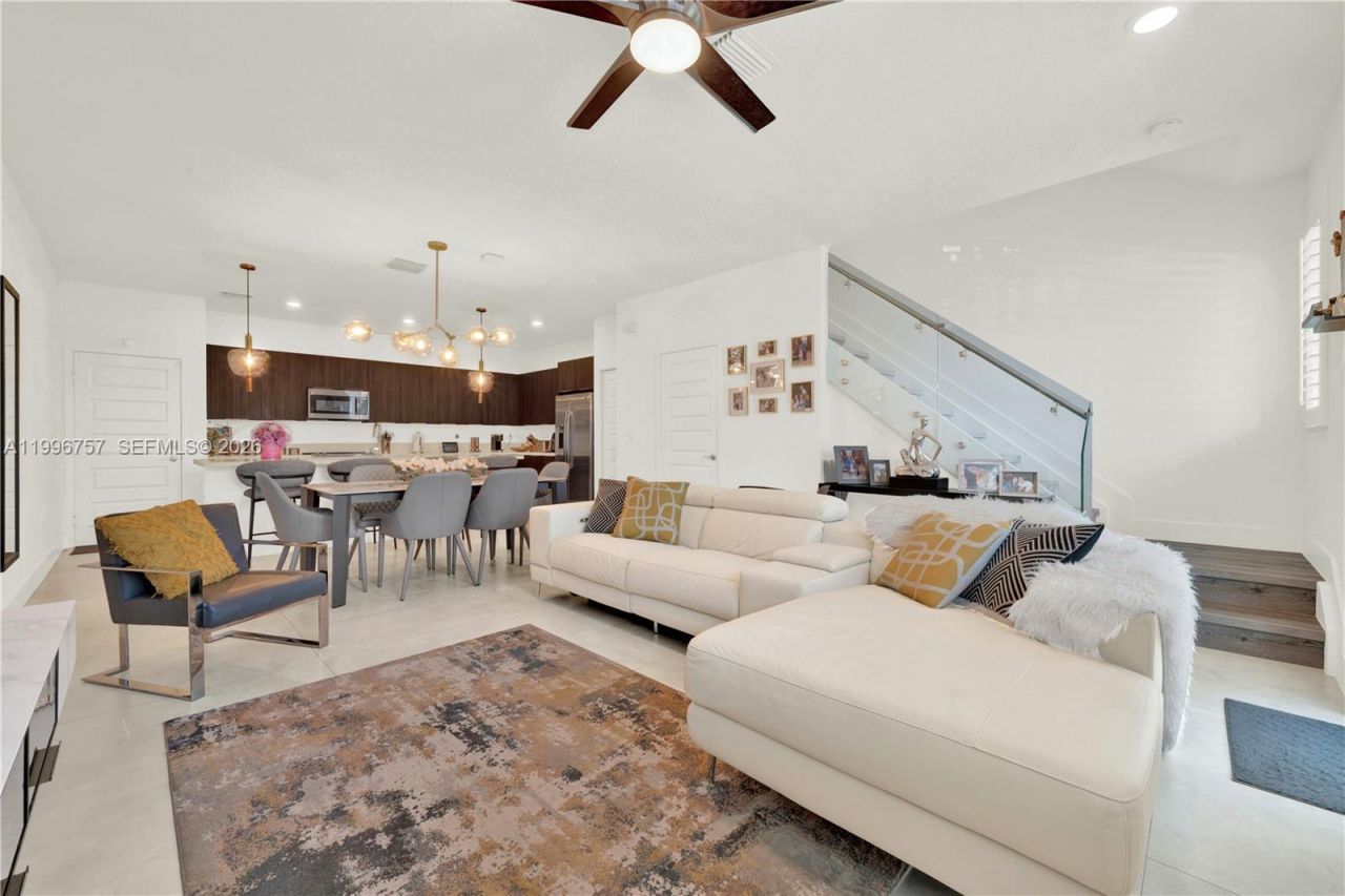 8319 NW 49th St , Doral, FL 33166 Photo