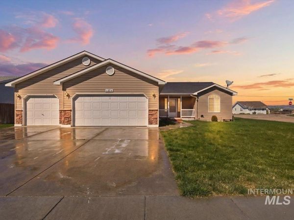 1284 NW Mandarin St, Mountain Home, ID 83647