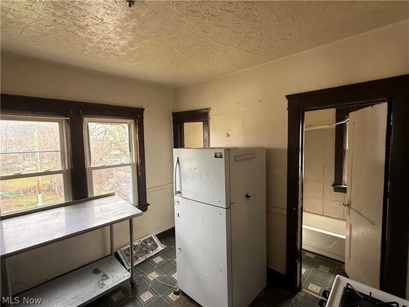 10001 Lamontier Avenue, Cleveland, OH 44104 Photo 12