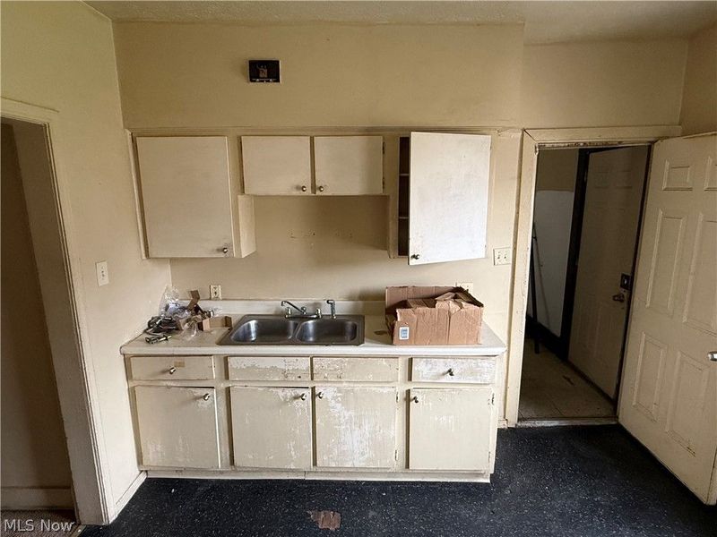 10001 Lamontier Avenue, Cleveland, OH 44104 Photo 4