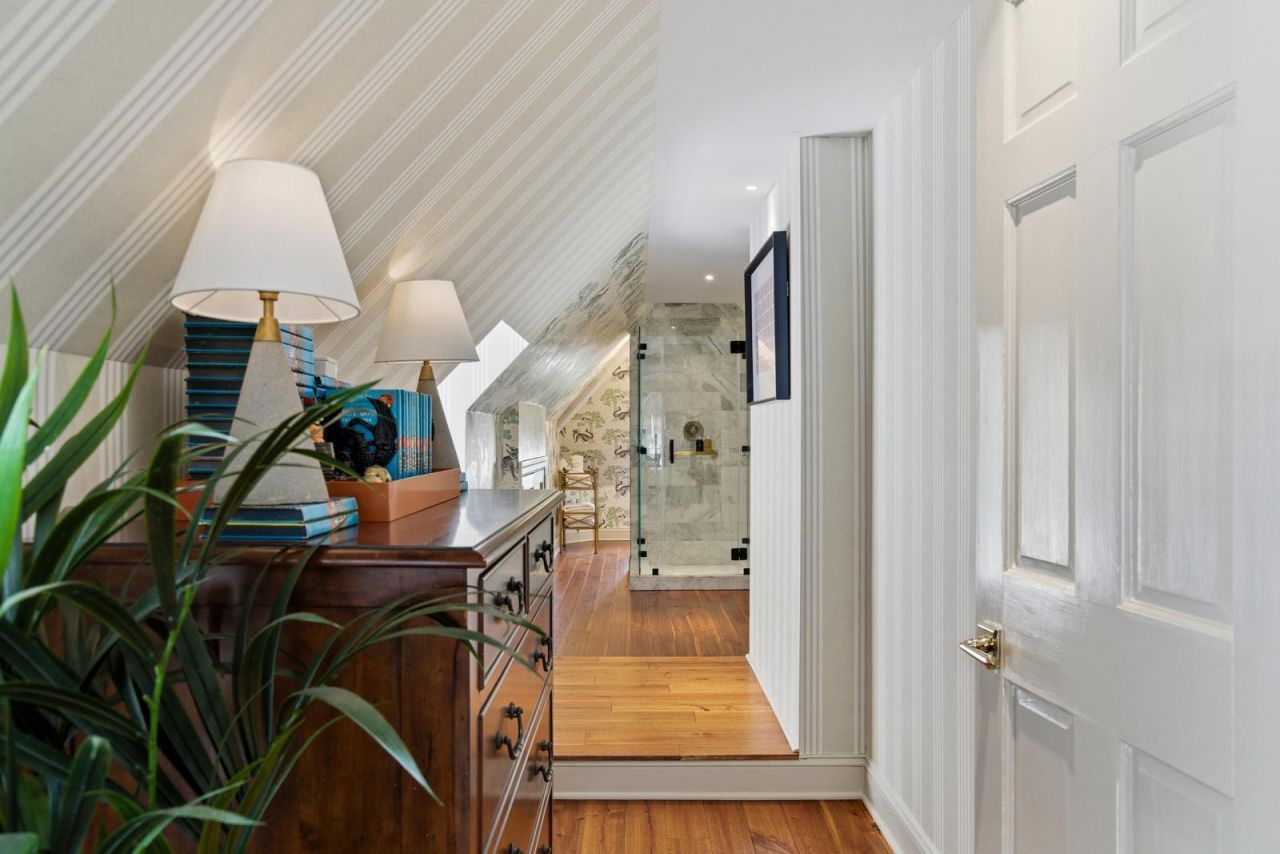 140 Queen Street Photo 95