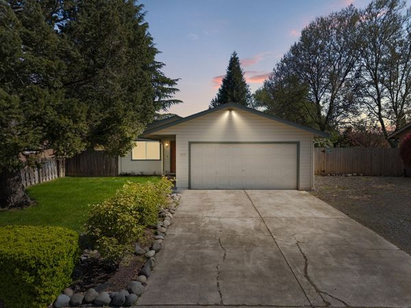 519 Glenn Way, Central Point, OR 97502