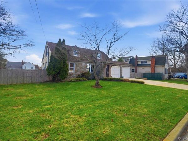 5 Erlwein Court , Massapequa, NY 11758