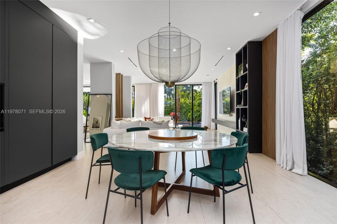 5701 N Bay Rd , Miami Beach, FL 33140 Photo