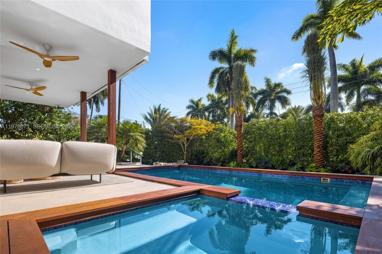 5701 N Bay Rd , Miami Beach, FL 33140 Photo