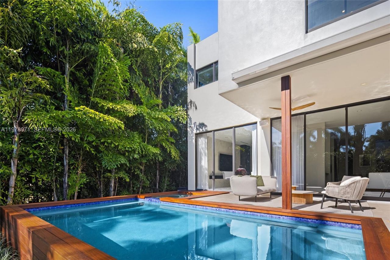 5701 N Bay Rd , Miami Beach, FL 33140 Photo