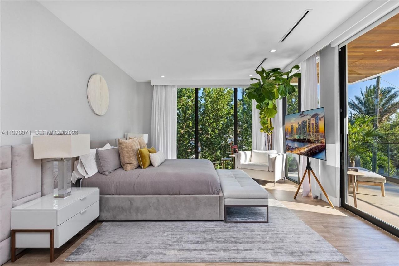 5701 N Bay Rd , Miami Beach, FL 33140 Photo