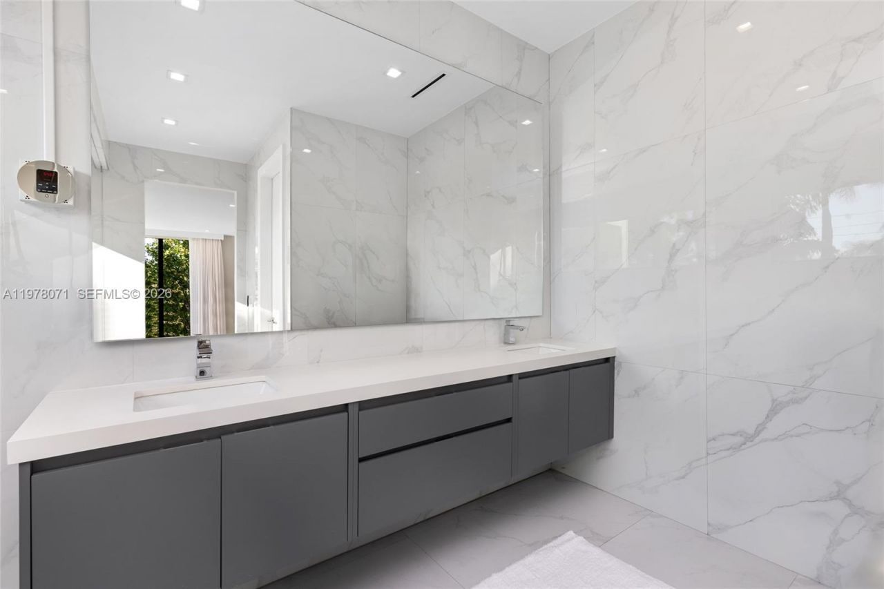 5701 N Bay Rd , Miami Beach, FL 33140 Photo