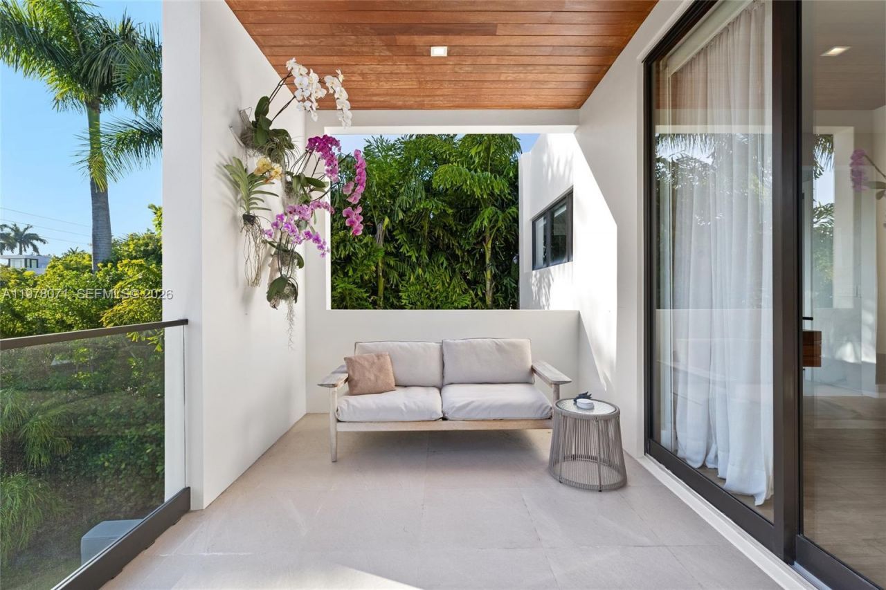 5701 N Bay Rd , Miami Beach, FL 33140 Photo