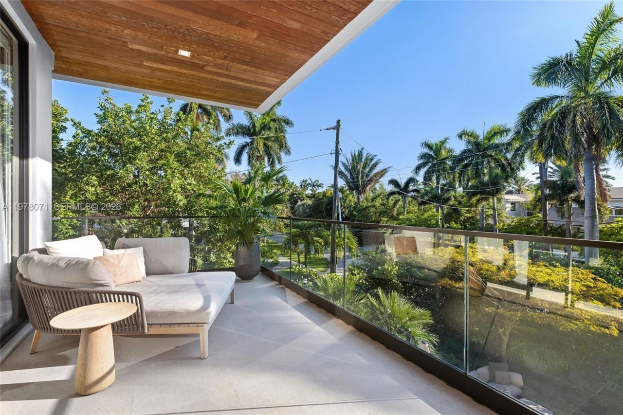 5701 N Bay Rd , Miami Beach, FL 33140 Photo