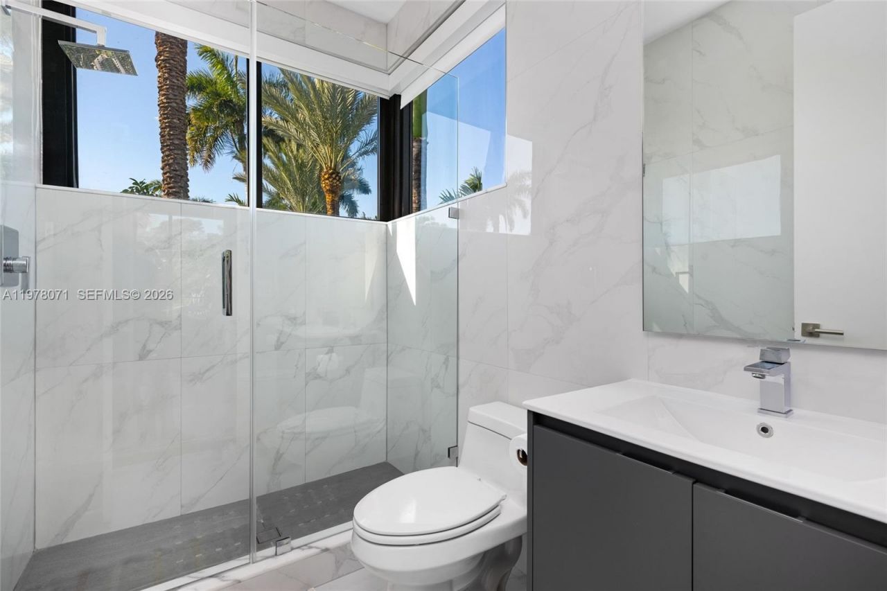 5701 N Bay Rd , Miami Beach, FL 33140 Photo