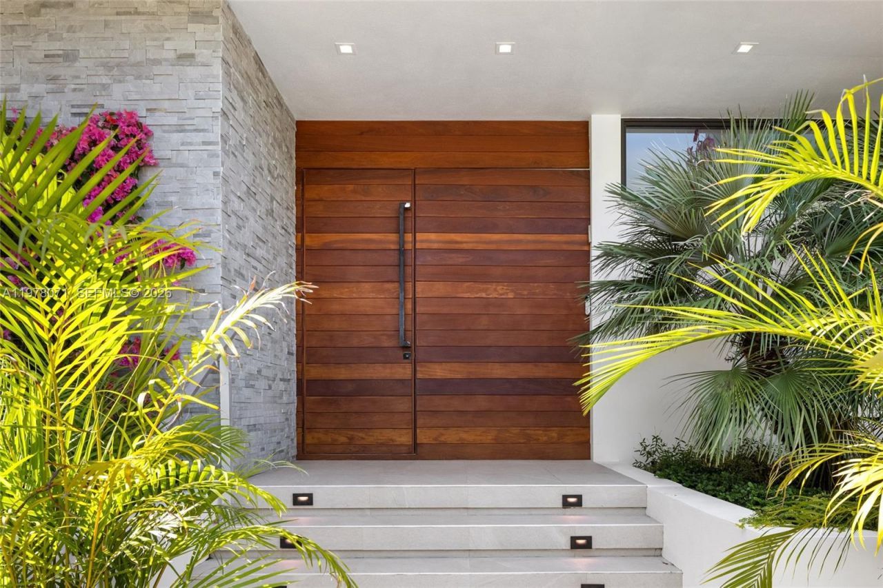 5701 N Bay Rd , Miami Beach, FL 33140 Photo