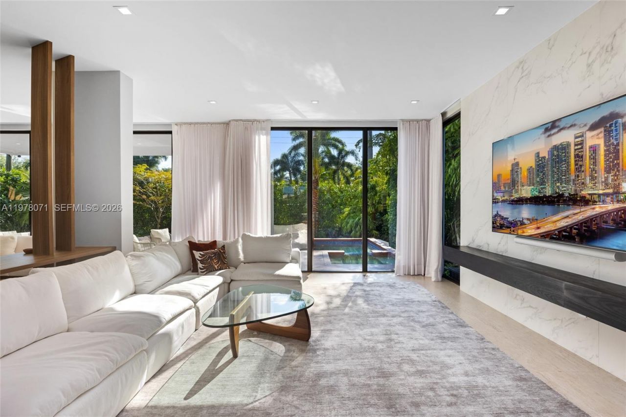5701 N Bay Rd , Miami Beach, FL 33140 Photo