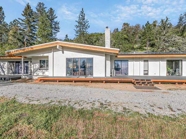 2555 Old Military Road, Central Point, OR 97502