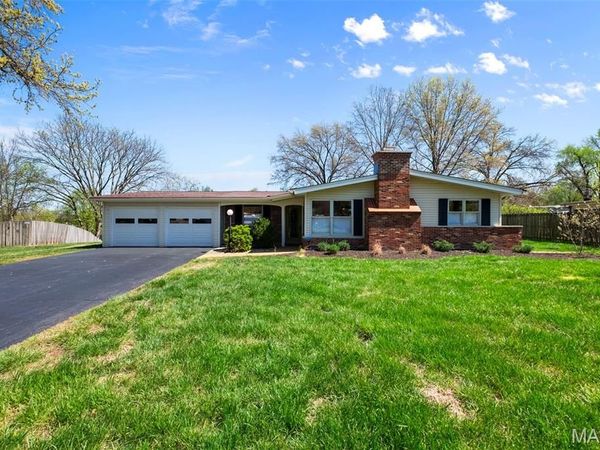 760 Pebbleshire Lane, St Louis, MO 63122