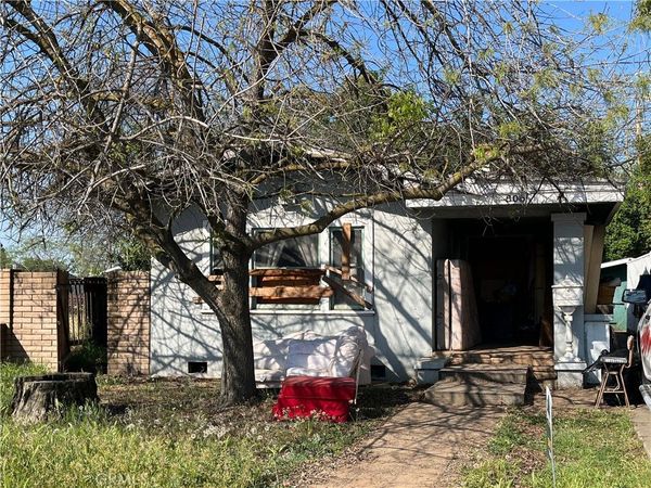 805 S Court Street, Visalia, CA 93277