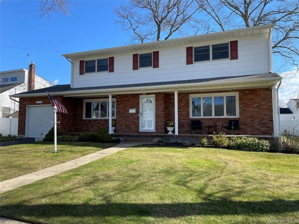 152 N Fulton Avenue , Lindenhurst, NY 11757