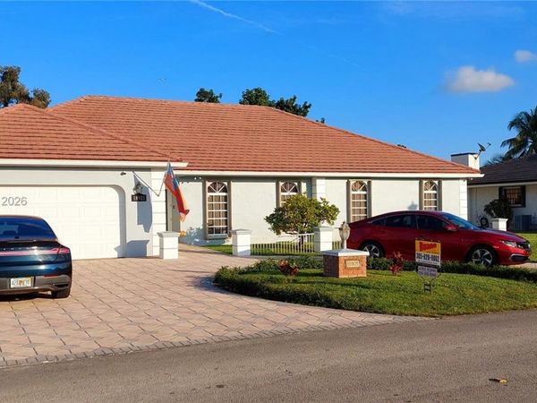 18921 W Oakmont Dr , Hialeah, FL 33015