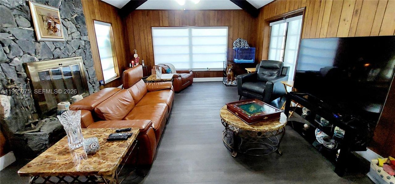 18921 W Oakmont Dr , Hialeah, FL 33015 Photo