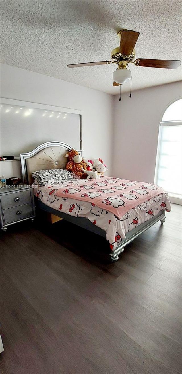 18921 W Oakmont Dr , Hialeah, FL 33015 Photo