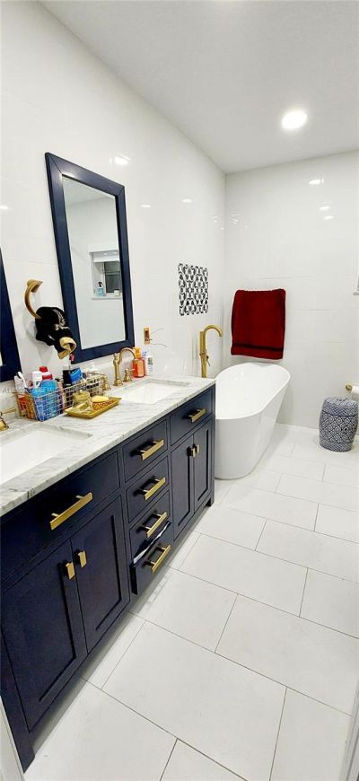 18921 W Oakmont Dr , Hialeah, FL 33015 Photo